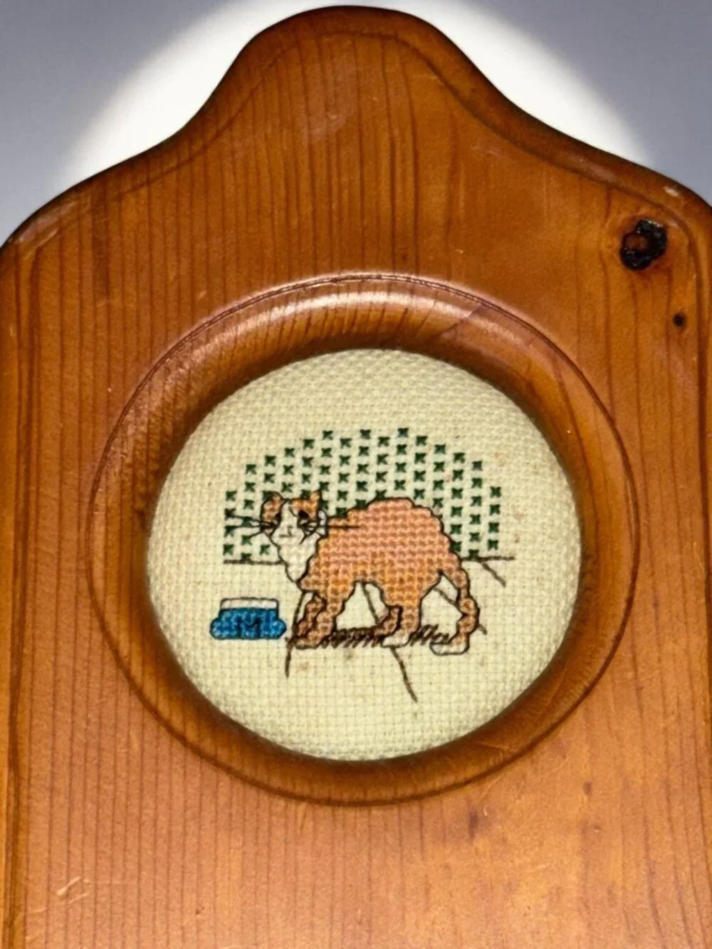 Vintage Needlepoint Cat Pattern Wooden Wall Mount Key Holder with Heart Cutout